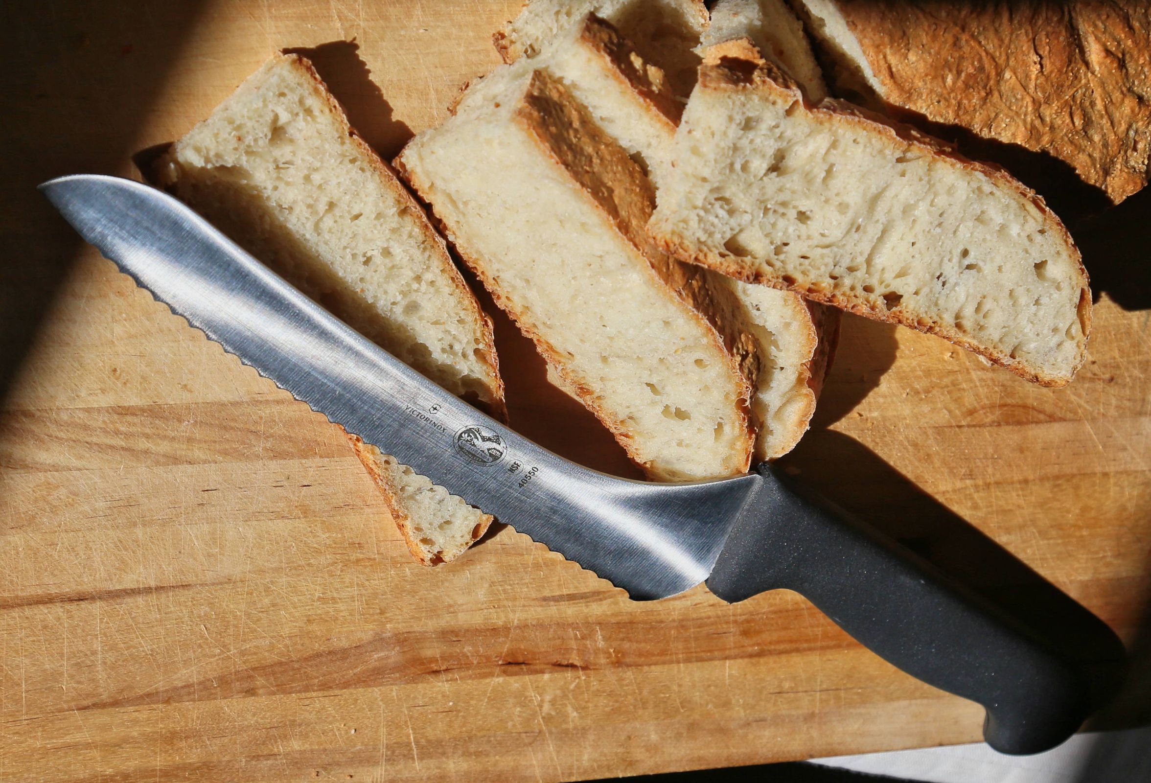 Victorinox Cutlery 9-Inch Wavy Edge Bread Knife